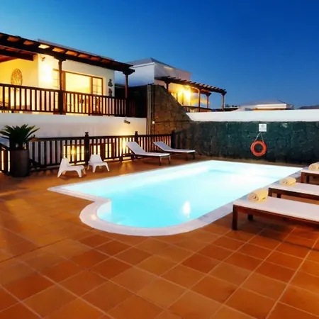 106072 In Playa Blanca Villa